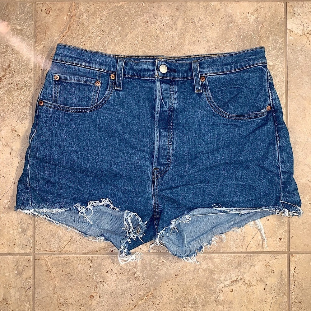 Levi’s Women’s 501 Original Shorts in Jive Stone Medium Blue Wash Denim Size 33